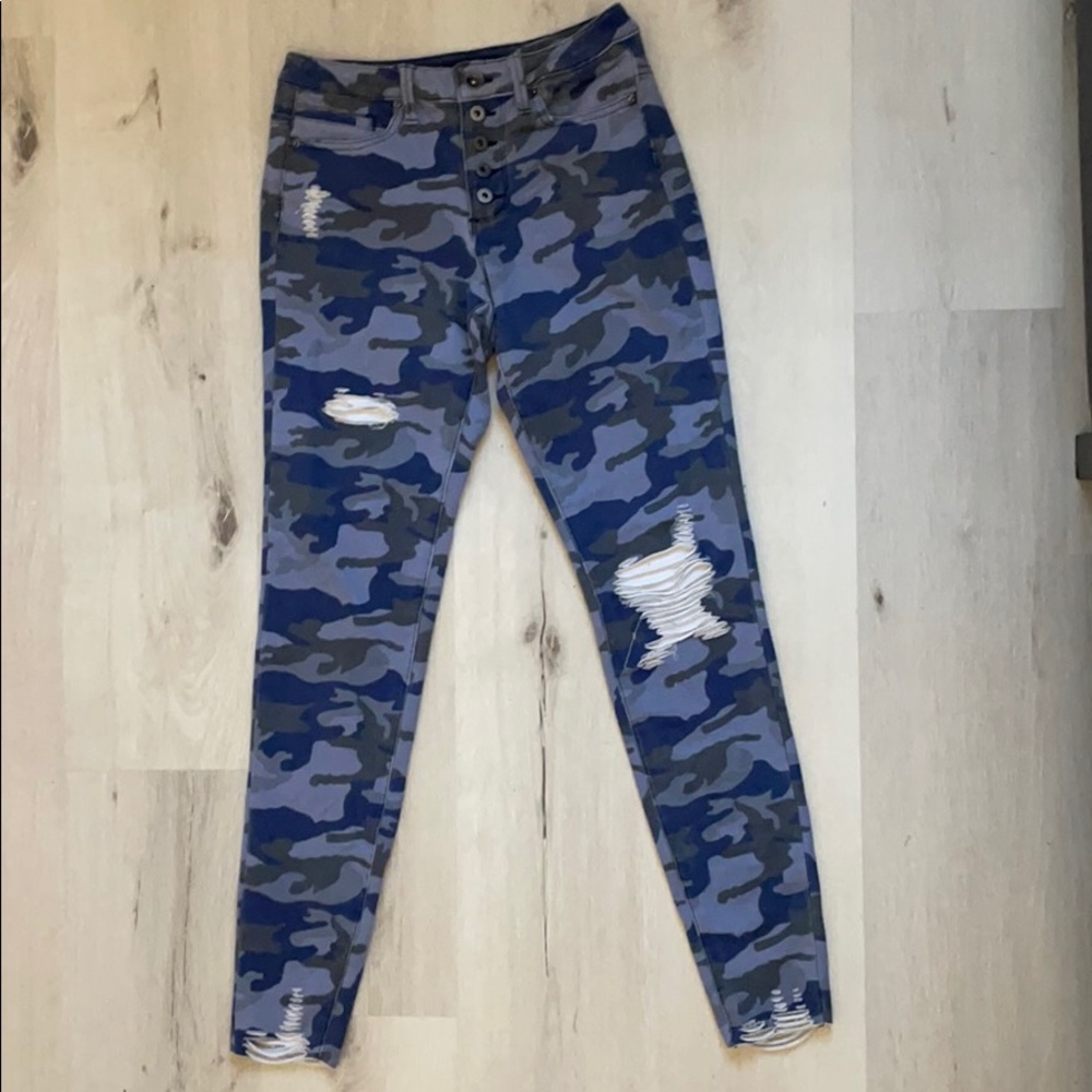 Tractr BLU stretchy- jeans. blue camo with rips.